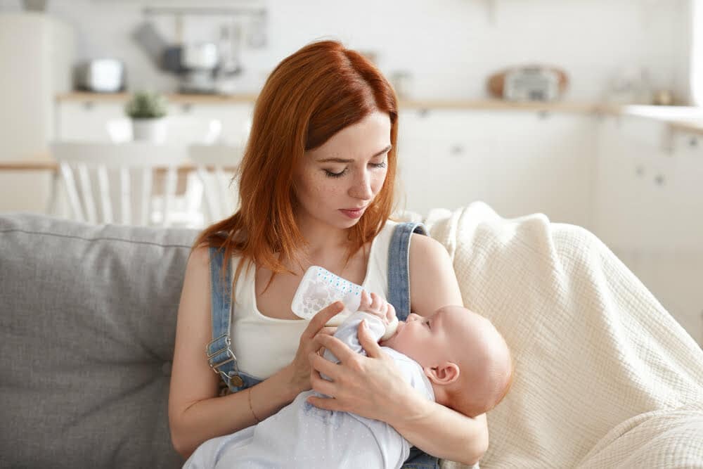 Ongezonde relatie met voedsel moeder voedt baby