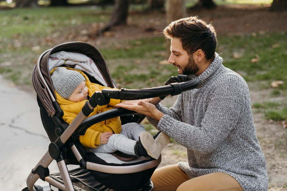 Voorbereiden op vader worden papa met baby in kinderwagen