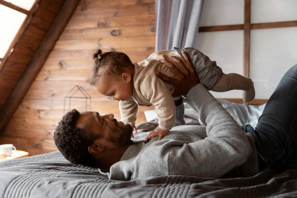 Voorbereiden op vader worden papa ligt baby zweeft uitgelichte afbeelding