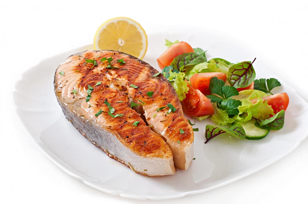 Gegrilde zalm en salade op bord