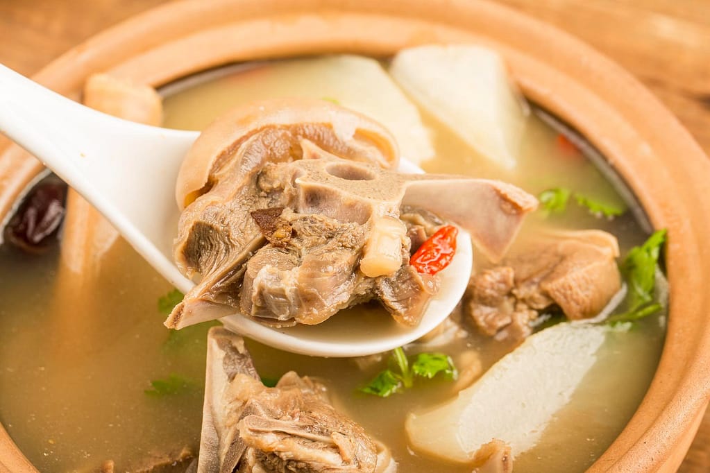 Bottenbouillon voor een goede gezondheid. Voor wellnesstrends