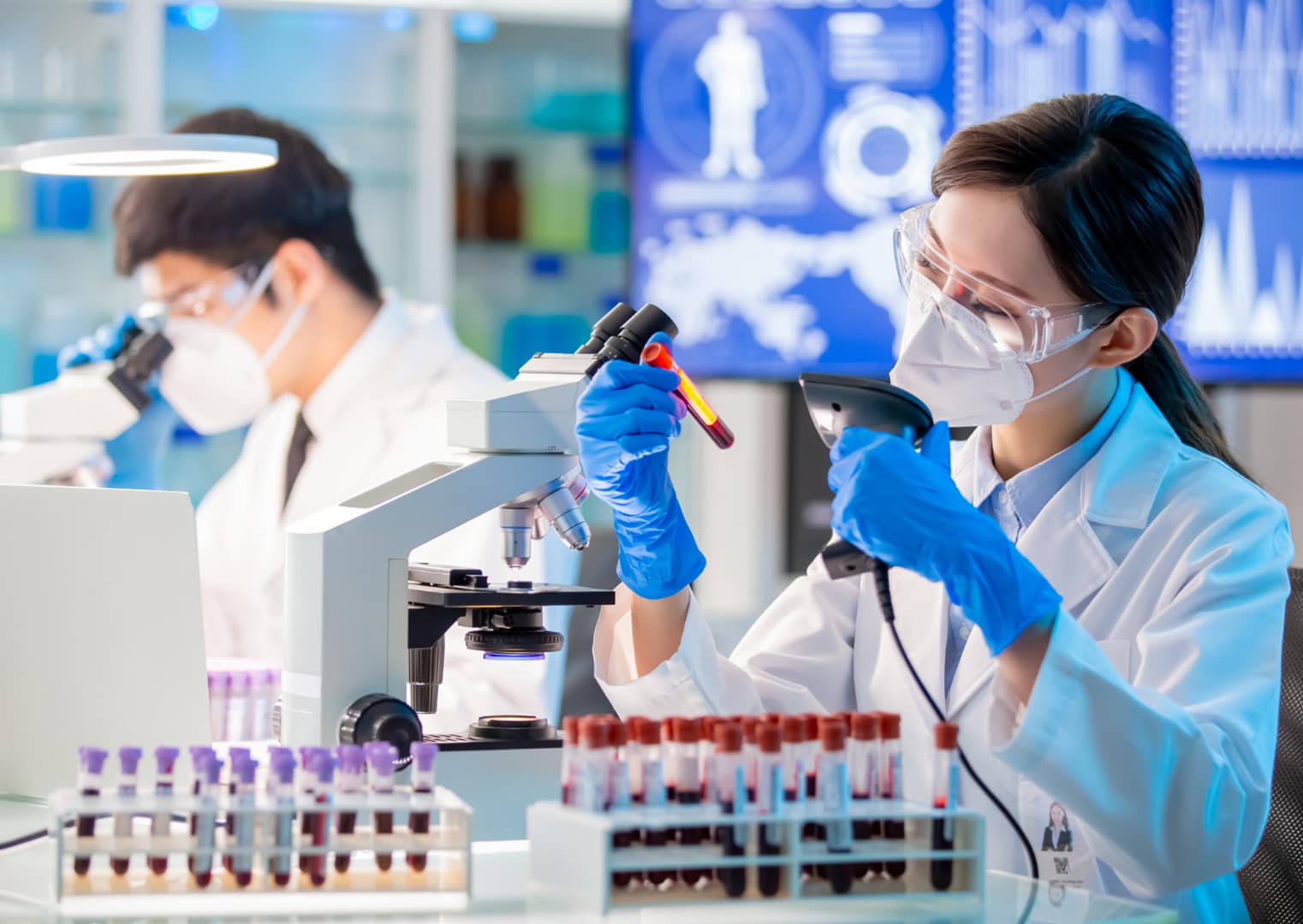 Uitgelichte afbeelding onderzoekers onderzoeken bloed op plastic