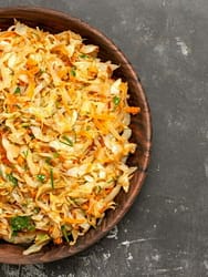 Witte kool met wortelen op bord