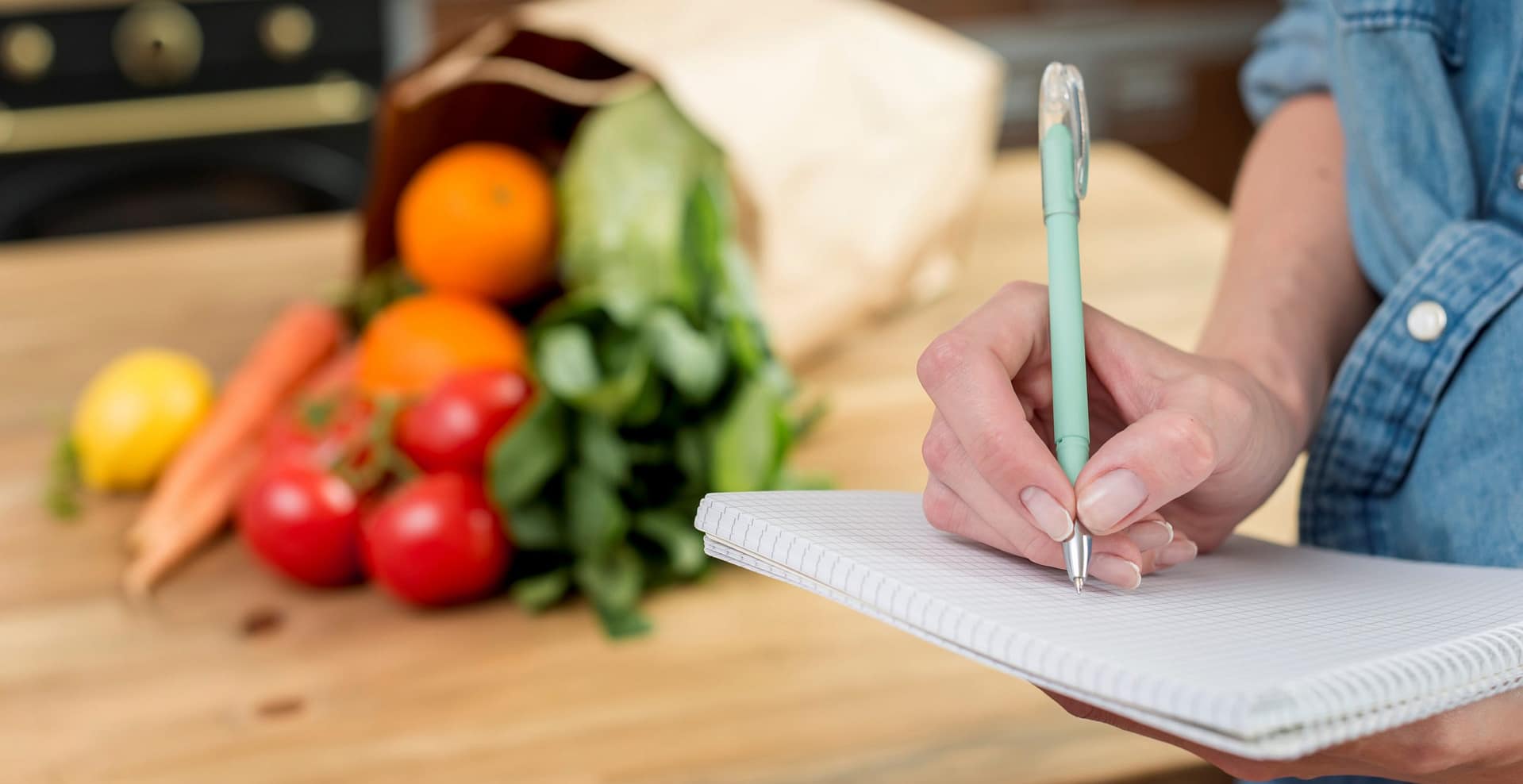 Vrouw schrijft met pen op papier uitgelichte afbeelding
