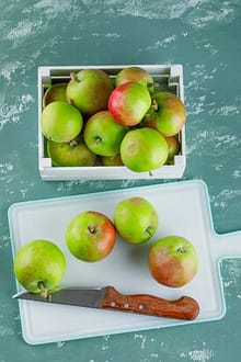 Gezonde appeltaart maken appels op plank met mes