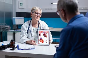 Cardioloog geeft uitleg over het hart en de anatomie aan man