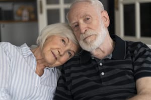 Twee oudere mensen met Alzheimer