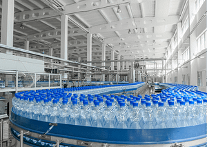 Platic industrie moet ook verantwoordelijkheid nemen, petflesjes op een loopband