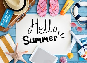 Vrouw geniet van de zon op het strand in een hangmat Vitamine-D