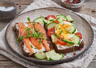 Zuurdesembrood met zalm en ei