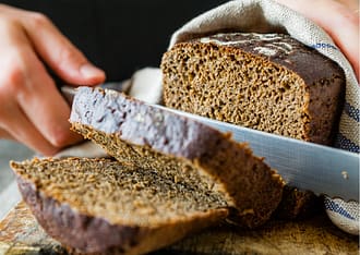 Zuurdesembrood snijden