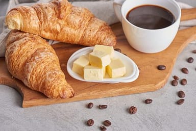 Vetten eten, boter en croissants met kopje koffie