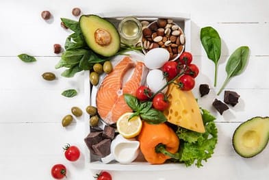 Gezonde vetten eten uit voeding, avocado, zalm, tomaatjes, paprika