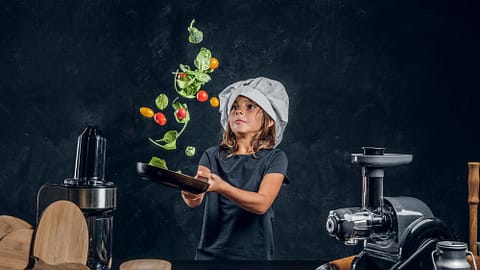 10 Ontstekingsremmende voedingsmiddelen. Kind in de keuken