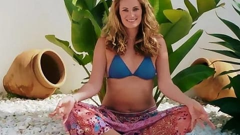 Vrouw op het strand in bikini en rok