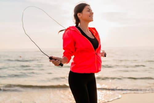Sportieve vrouw uithoudingsvermogen touwtje springen