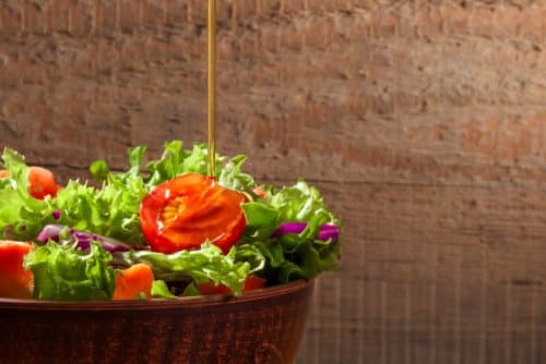 verse salade met olie onverzadigde vetten eten