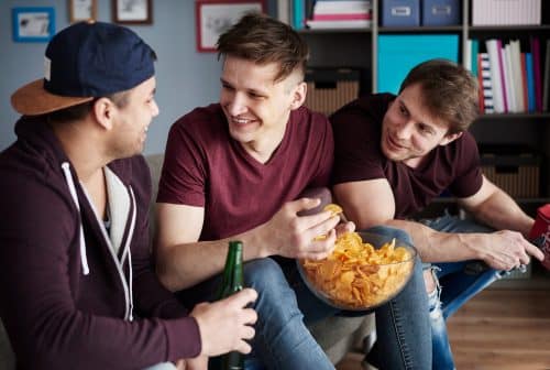 Mannen eten samen chips, verzadigde vetten