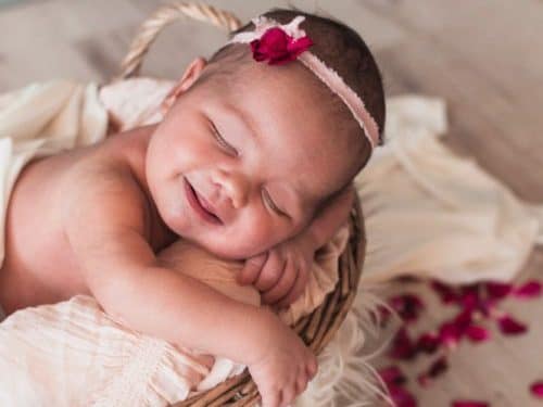 Slapende baby, lacht
