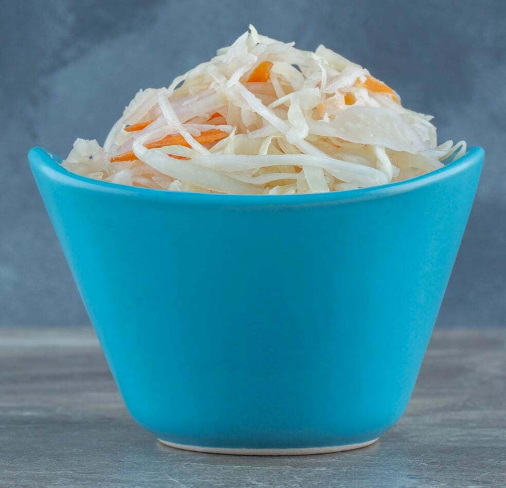 Pot met zuurkool gezond en wortel